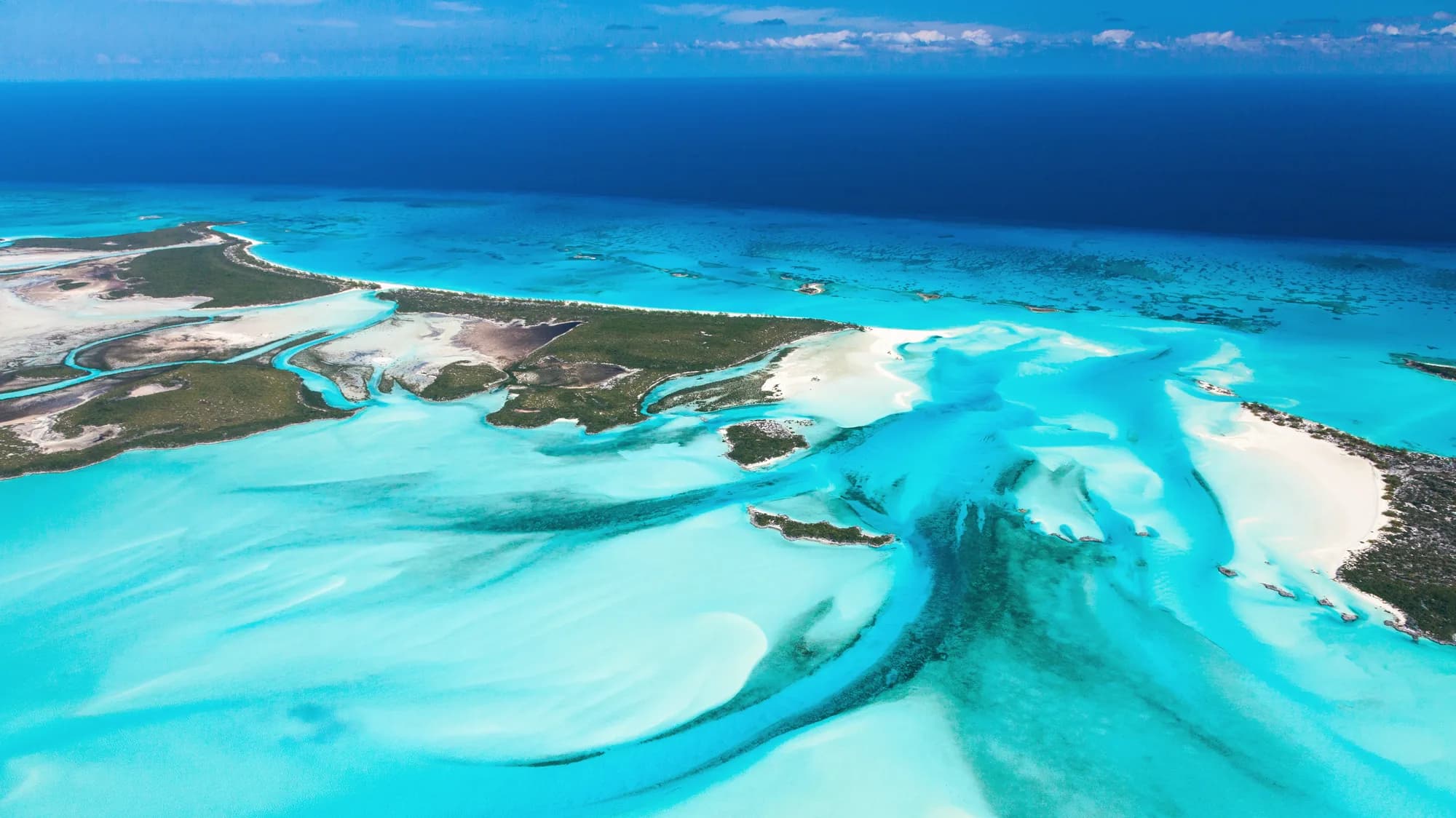 Küstenlinie der Bahamas aus der Vogelperspektive