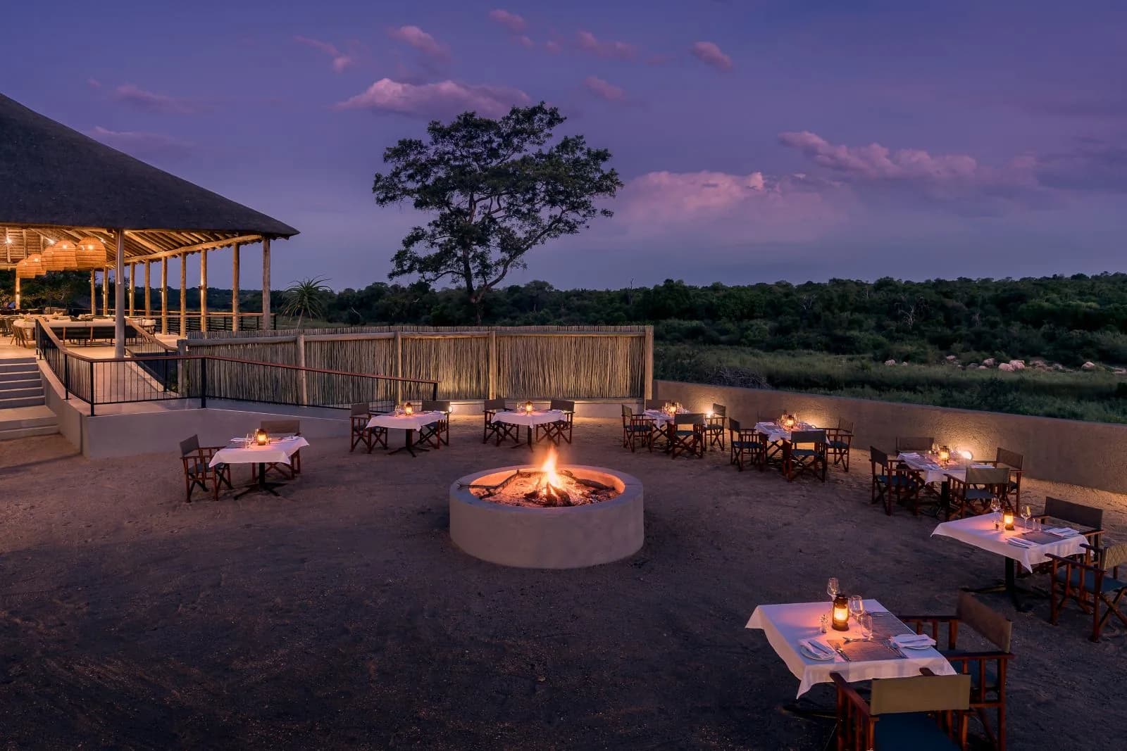 Leopard Sands Lodge – Boma mit Feuerstelle am Abend