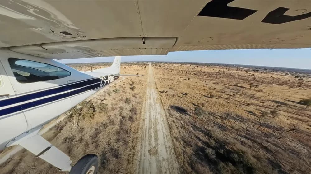Anflug auf eine Buschpiste in Südafrika