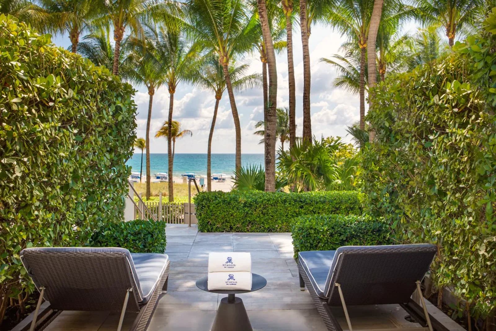 St. Regis Bal Harbour – Oceanfront Day Villa, eine private Cabana am Strand
