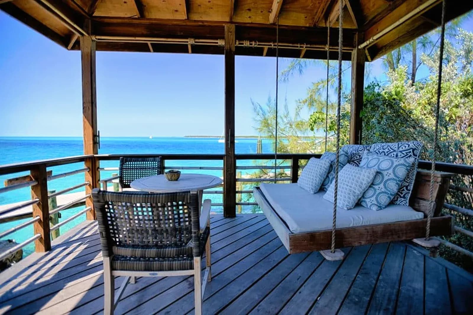 Veranda des Staniel Cay Yacht Club über dem Wasser