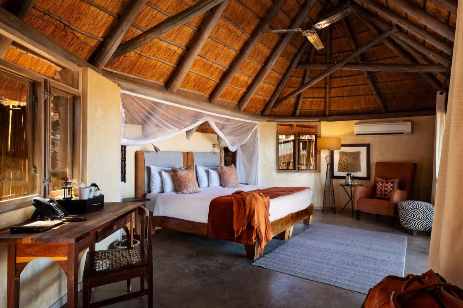 Ongava Lodge – Chalet mit offenem Dachstuhl und Sitzecke