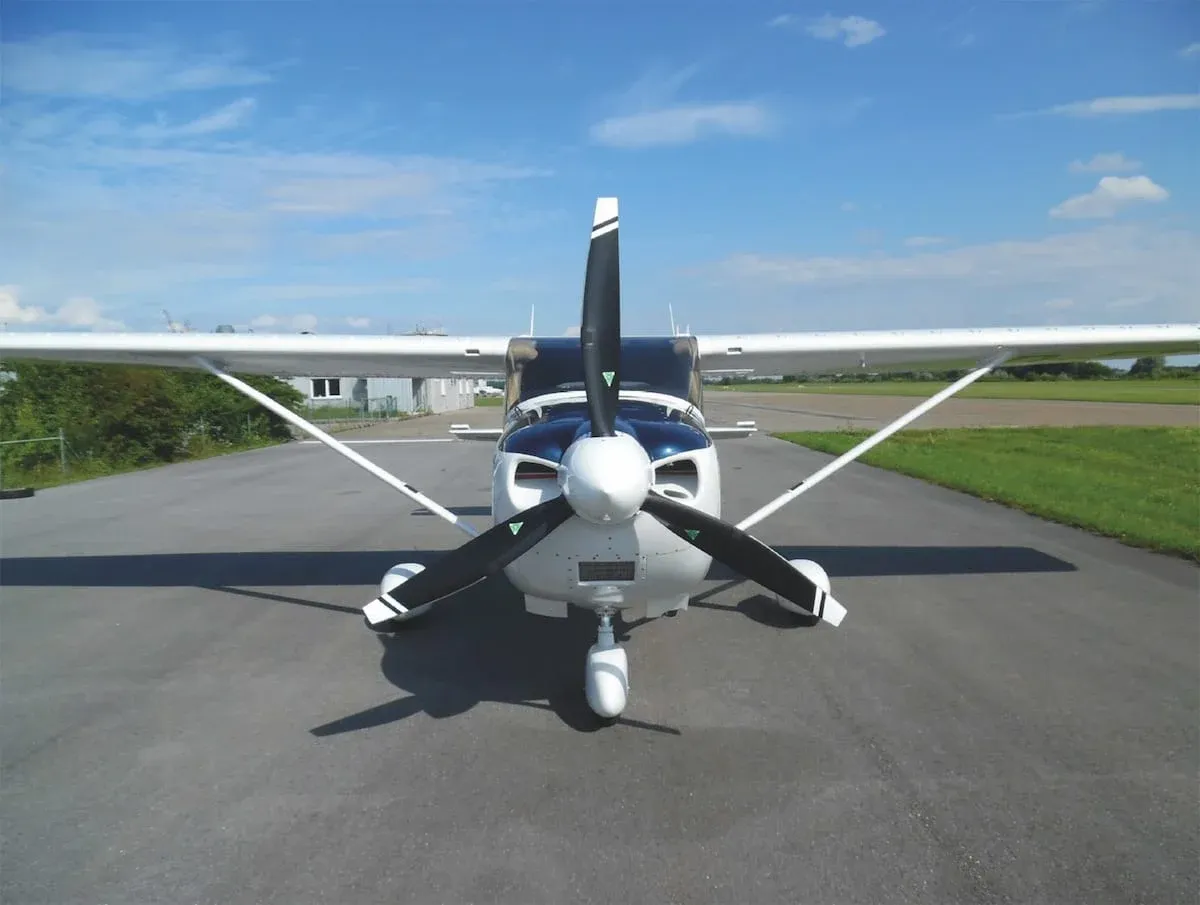 Cessna 172 Skyhawk mit Dreiblattpropeller am Boden